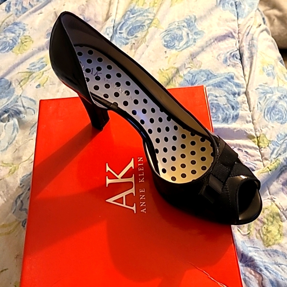 Anne Klein black patent shoe